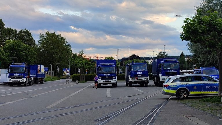 Einsatzfahrzeuge des THW und ein Polizeiauto stehen in Konstanz. Fotoquelle: Feuerwehr Konstanz