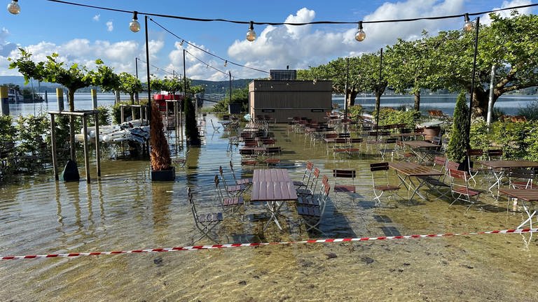 Hochwasser am Bodensee - Biergarten in Radolfzell steht komplett im Wasser.
