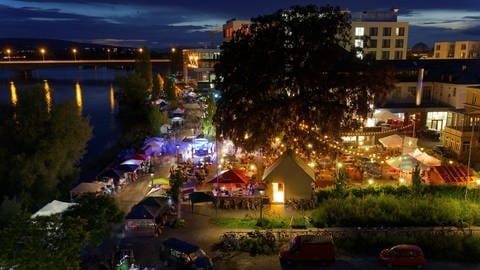 Der 24-Stunden-Flohmarkt in Konstanz 2023 bei Nacht, von oben.