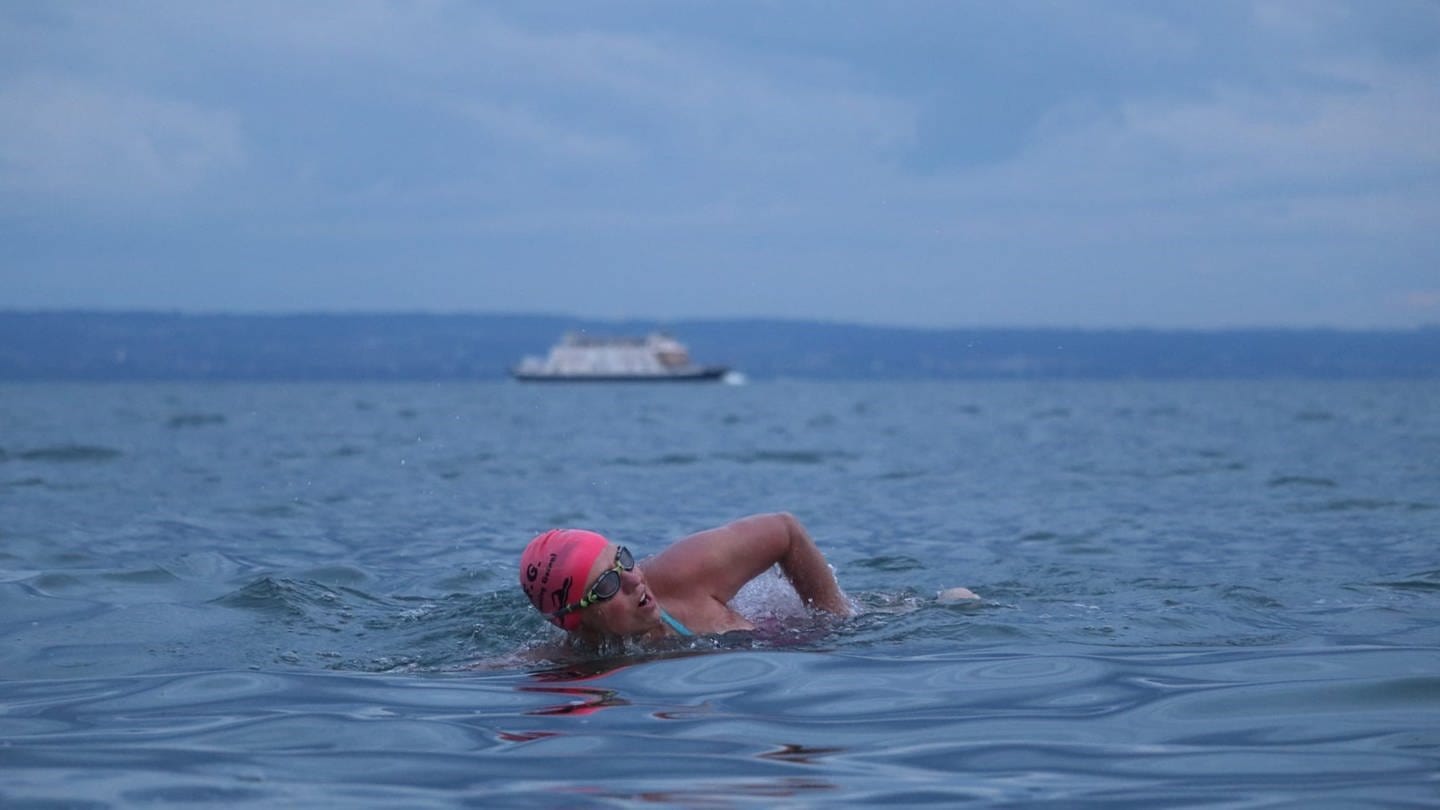 Extremschwimmerin Iris Ashman auf ihrem Weg von Bodman nach Bregenz.