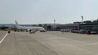 Ein Flugzeug steht am Bodensee-Airport in Friedrichshafen.