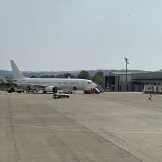 Ein Flugzeug steht am Bodensee-Airport in Friedrichshafen.