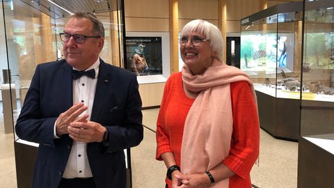 Museumsleiter Gunter Schöbel zeigt Kulturstaatsministerin Claudia Roth (Grüne) das neue Gebäude. Auch sie gehörte zu den Ehrengästen bei der Eröffnung.