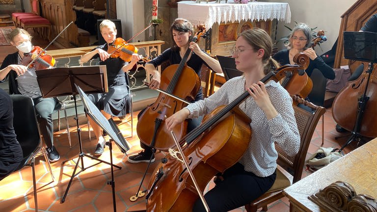 Das Oberschwäbische Kammerorchester Ravensburg-Weingarten spielt.