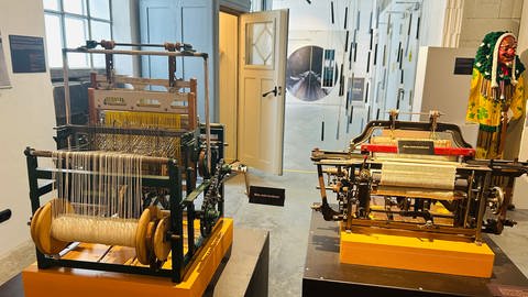 In den Räumen der ehemaligen Baumwollspinnerei ERBA in Wangen im Allgäu sind Webmaschinen ausgestellt. 