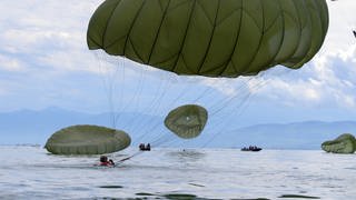 Fallschirmjäger landen im Bodensee