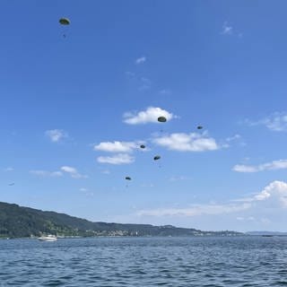 Fallschirmspringer üben Wasserlandungen im Bodensee vor Bodman