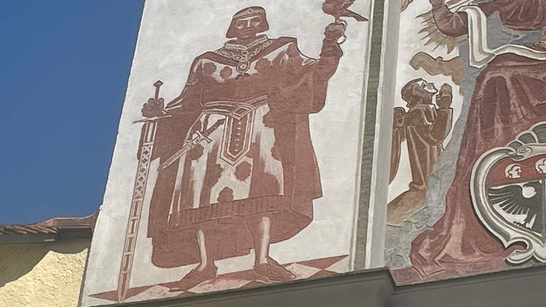 Das Bild auf dem Ravensburger Tor zeigt Friedrich II, der als Gründer der Stadt Wangen gilt und auf der Hand einen Falken trägt.