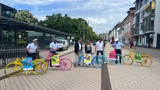 Bunt bemalte Räder stehen in Friedrichshafen. Die Polizei möchte mit der Aktion "Unfallrad" darauf aufmerksam machen, wie viele Unfälle mit Fahrrädern passieren und wie man viele vermeiden kann.
