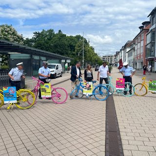 Bunt bemalte Räder stehen in Friedrichshafen. Die Polizei möchte mit der Aktion "Unfallrad" darauf aufmerksam machen, wie viele Unfälle mit Fahrrädern passieren und wie man viele vermeiden kann.