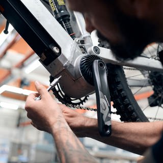 Ein Mechaniker baut den neuen E-Bike-Antrieb von ZF ein.