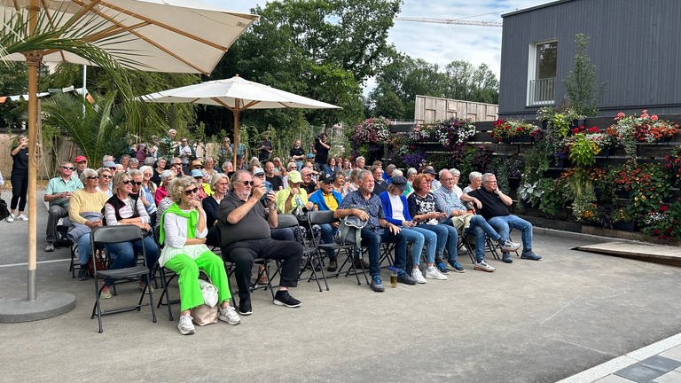 Zuschauer beim "Talk im Grünen" des SWR auf der Landesgartenschau in Wangen