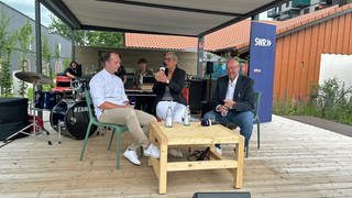 Sterneköche Julian Karr (links) und Jochen Fecht (rechts) mit SWR-Moderatorin Tina Löschner