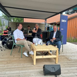 Sterneköche Julian Karr (links) und Jochen Fecht (rechts) mit SWR-Moderatorin Tina Löschner