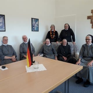 Franziskanerinnen im Kloster Reute sind begeisterte Fans der deutschen Fußball-Nationalmannschaft.