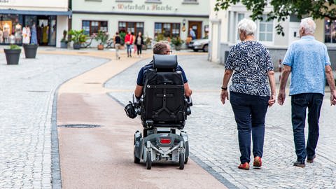 Ein Mensch im Rollstuhl fährt auf dem so genannten Mobilitätsband durch Bad Waldsee.