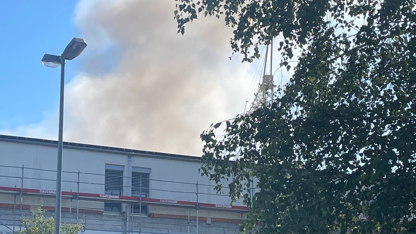 Von der Brandstelle in Ravensburg steigt Rauch auf