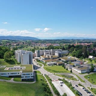 Blick aus der Luft auf den Wangener Krankenhauskomplex mit seinen Gebäuden.