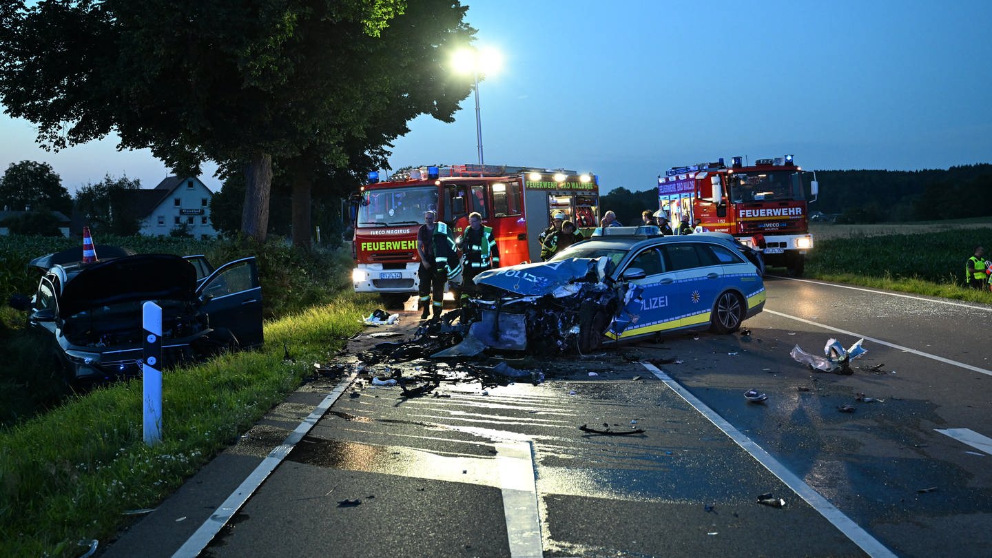 Schwer beschädigtes Polizeiauto auf der B30 bei Bad Waldsee