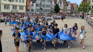 Das Schützenfest in Biberach steht am Montag ganz im Zeichen der Kinder und Jugendlichen, sie ziehen bunt verkleidet durch die Stadt.
