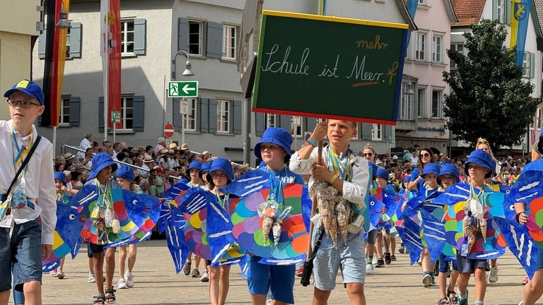 Das Schützenfest in Biberach steht am Montag ganz im Zeichen der Kinder und Jugendlichen, sie ziehen bunt verkleidet durch die Stadt.