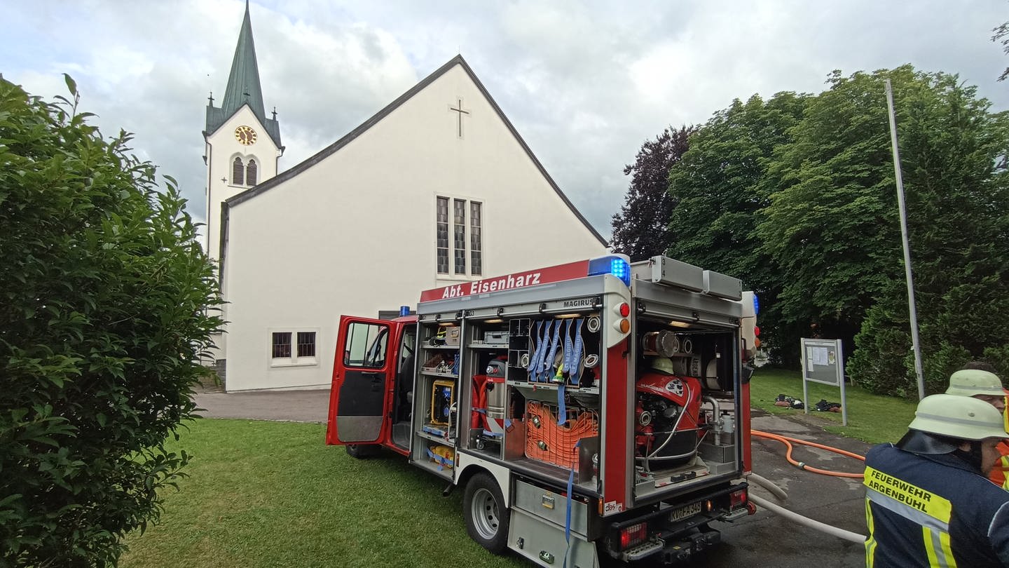 Die Feuerwehr bei der Kirche St. Benedikt: Der Schaden nach dem Brandanschlag ist groß.