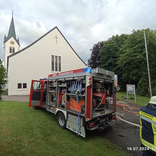 Die Feuerwehr bei der Kirche St. Benedikt: Der Schaden nach dem Brandanschlag ist groß.