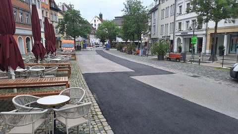 Die Bachstraße in Ravensburg wurde für den Ausbau des Fernwärmenetzes aufgebaggert und wieder verschlossen.