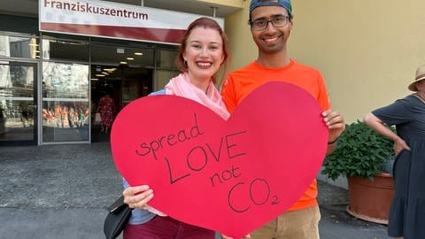 Zwei Demonstranten mit einem Plakat bei der Fridays for Future-Demo in Friedrichshafen