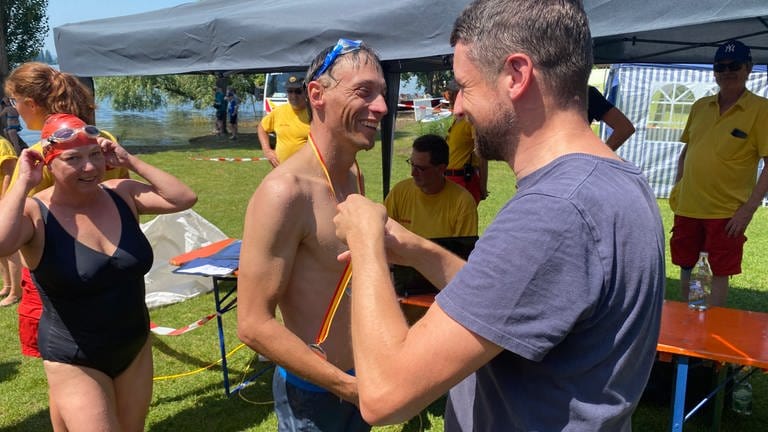 Glückliche Gesichter und eine Medaille für jeden beim Gnadenseeschwimmen.