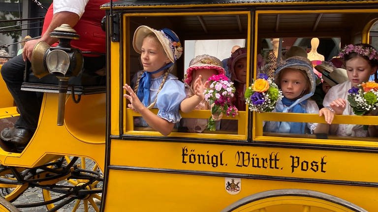 Bunt verkleidet ziehen die Kinder beim Rutenfest durch die Altstadt.