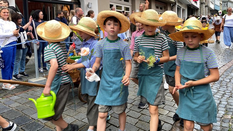 Bunt verkleidet ziehen die Kinder beim Rutenfest durch die Altstadt.
