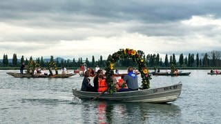 Mooser Wasserprozession: Wallfahrer rudern in geschmückten Booten über den Bodensee