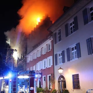 Ein Großbrand in der Altstadt von Konstanz ist zu sehen. Viele Feuerwehrkräfte sind im Einsatz.
