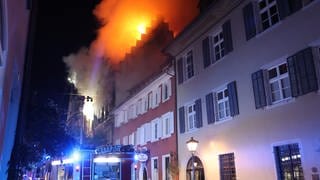 Ein Großbrand in der Altstadt von Konstanz ist zu sehen. Viele Feuerwehrkräfte sind im Einsatz.