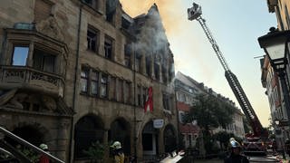 In der Konstanzer Altstadt brennt ein historisches Gebäude.