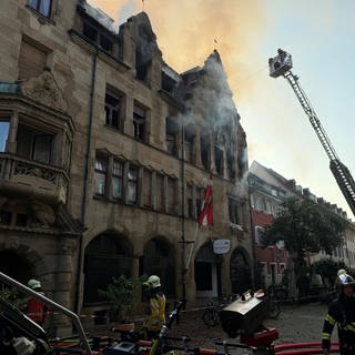 In der Konstanzer Altstadt brennt ein historisches Gebäude.