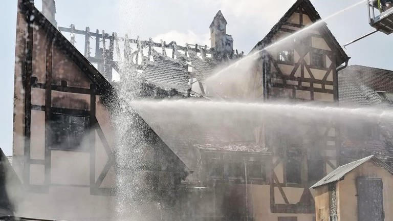 Brand in der Altstadt von Konstanz. Von der Rückseite ist das brennende Gebäude für die Feuerwehr schwer erreichbar