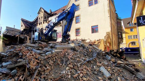 Die Aufräumarbeiten nach dem Brand in der Konstanzer Altstadt gehen am Montagmorgen weiter. Die Trümmer des Hinterhause werden abgetragen.