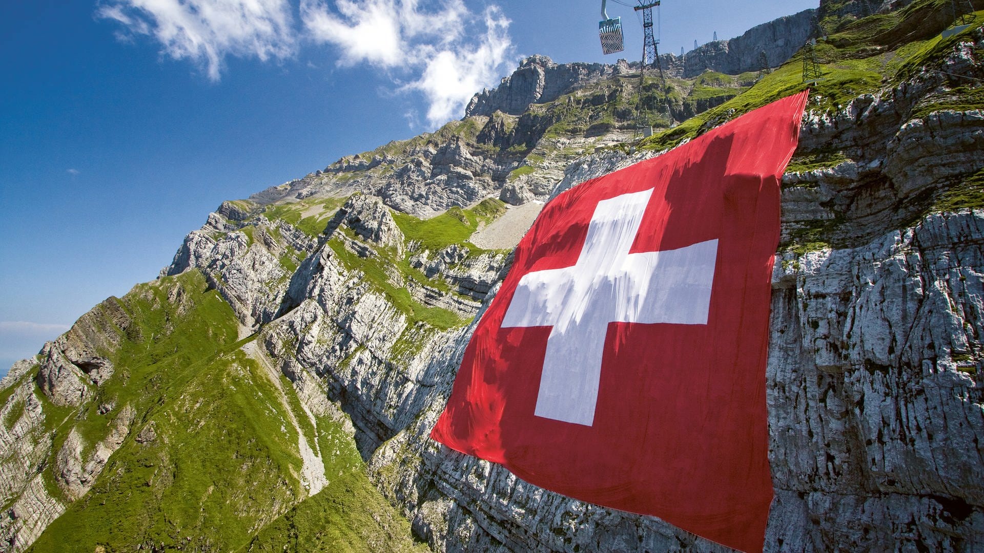 Riesige Schweizer Flagge wird am Säntis entrollt