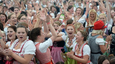 Mit 2.865 Dirndlträgerinnen ist am 4.10.2014 in Bad Schussenried ein neuer Dirndlträgerinnen-Rekord aufgestellt worden. Veranstalter war die Brauerei Schussenrieder. 