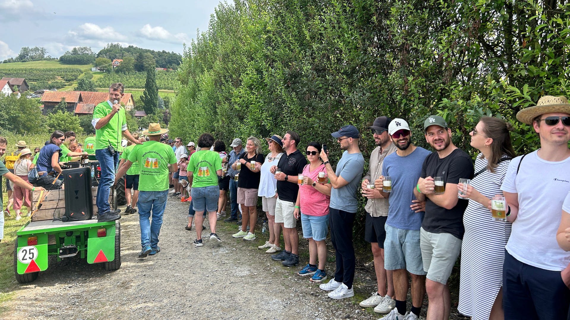 Tettnanger knacken Weltrekord im Anstoßen mit Bier und anderen Getränken