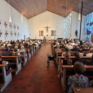 Mehrere hundert Menschen besuchten die Gedenkfeier in der Kirche St. Christophorus in Nonnenhorn.