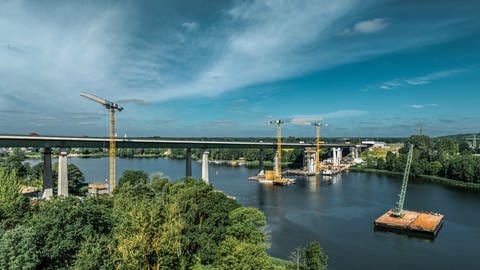 Liebherr-Kräne aus Biberach an der Rader Hochbrücke, Deutschlands zweitlängster Straßenbrücke.