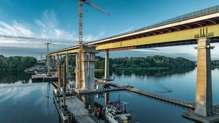 Liebherr-Kräne aus Biberach an der Rader Hochbrücke, Deutschlands zweitlängster Straßenbrücke.