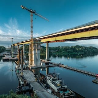 Liebherr-Kräne aus Biberach an der Rader Hochbrücke, Deutschlands zweitlängster Straßenbrücke.