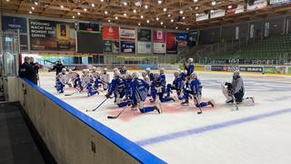 Die Ravensburg Towerstars beim ersten Training für die Zweite Deutsche Eishockey Liga auf dem Eis