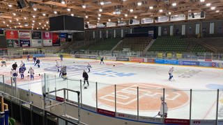 Die Ravensburg Towerstars beim ersten Training für die Zweite Deutsche Eishockey Liga auf dem Eis