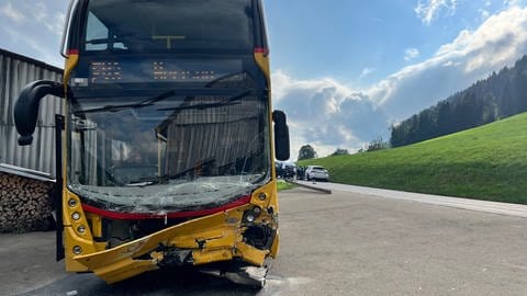 Die Front des Busses wurde bei dem Unfall zerstört