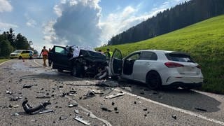 Zwei Autos sind zusammengestoßen 